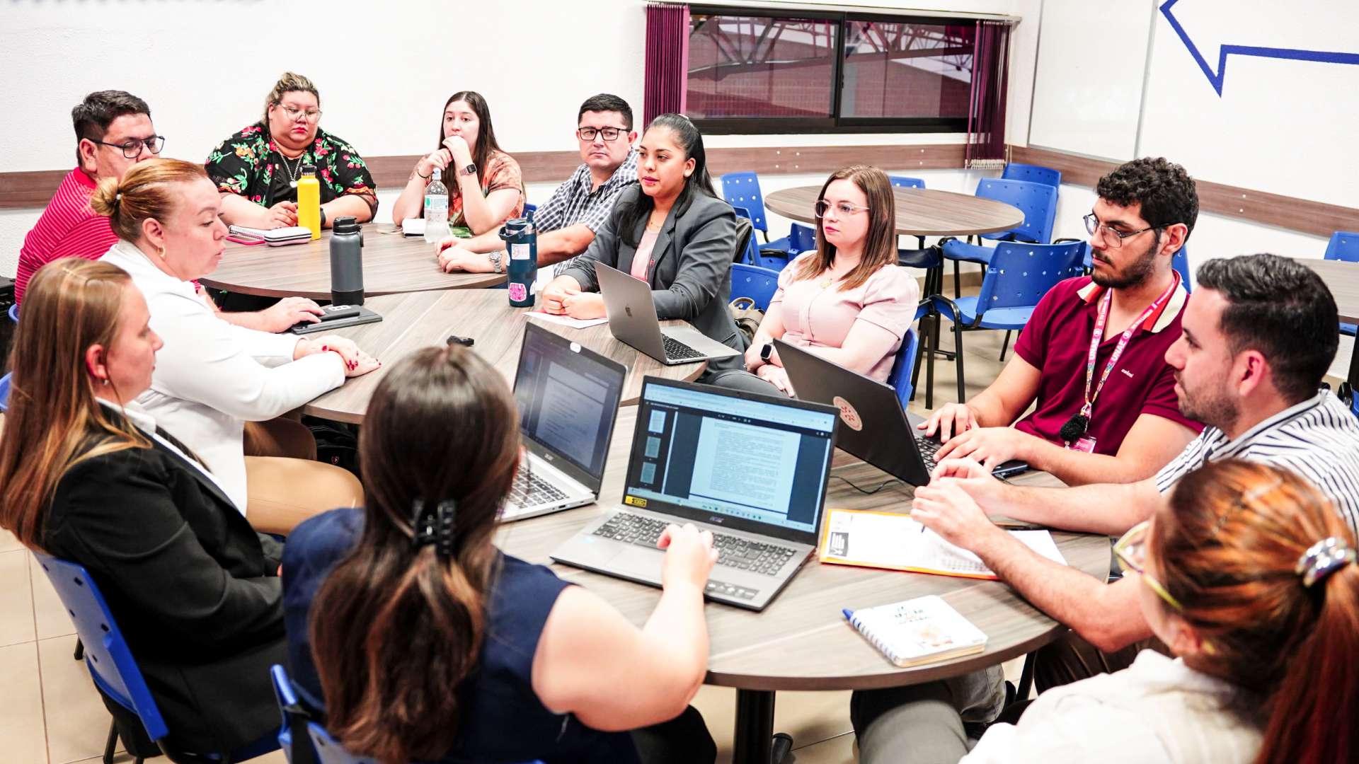 Equipos de UNI y UNAE reunidos para la ejecución conjunta de proyectos