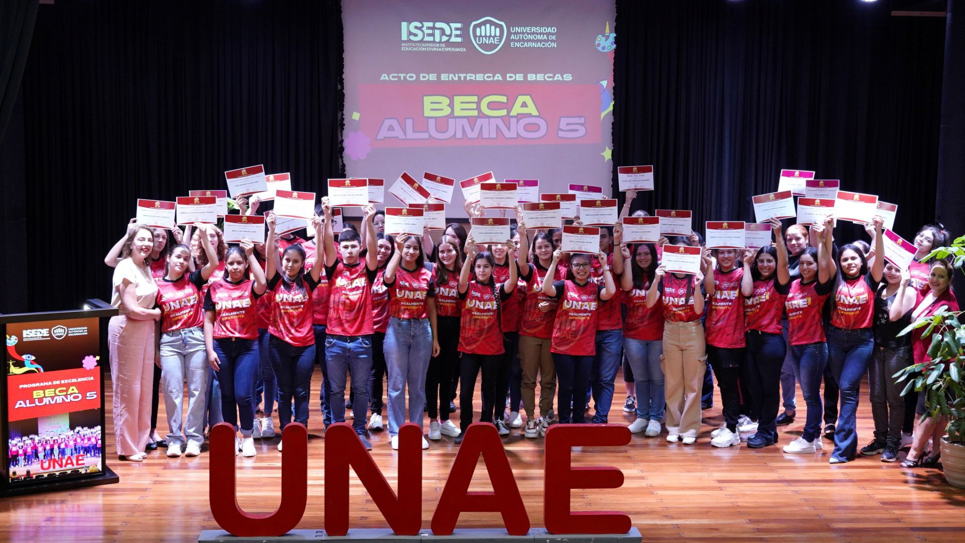 UNAE entrega 55 becas universitarias a jóvenes y profesionales de Itapúa