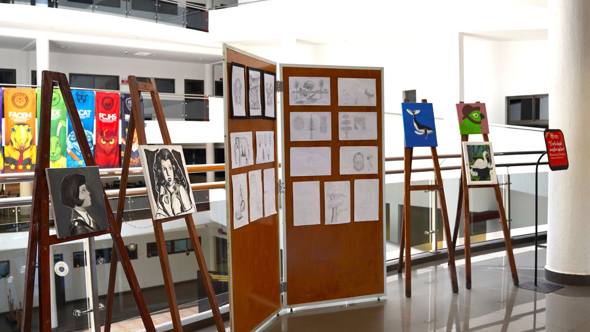 Exposición de pinturas y dibujos de estudiantes de la UNAE