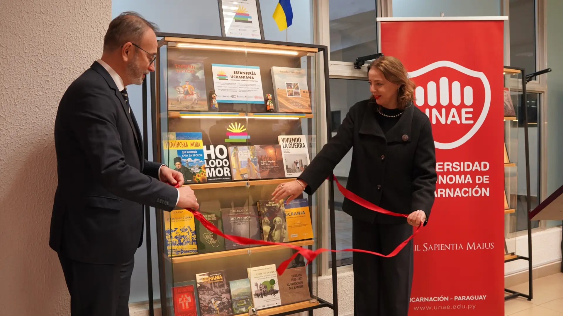 La Universidad Autónoma de Encarnación inaugura la Estantería Ucraniana y se integra a una red internacional de bibliotecas