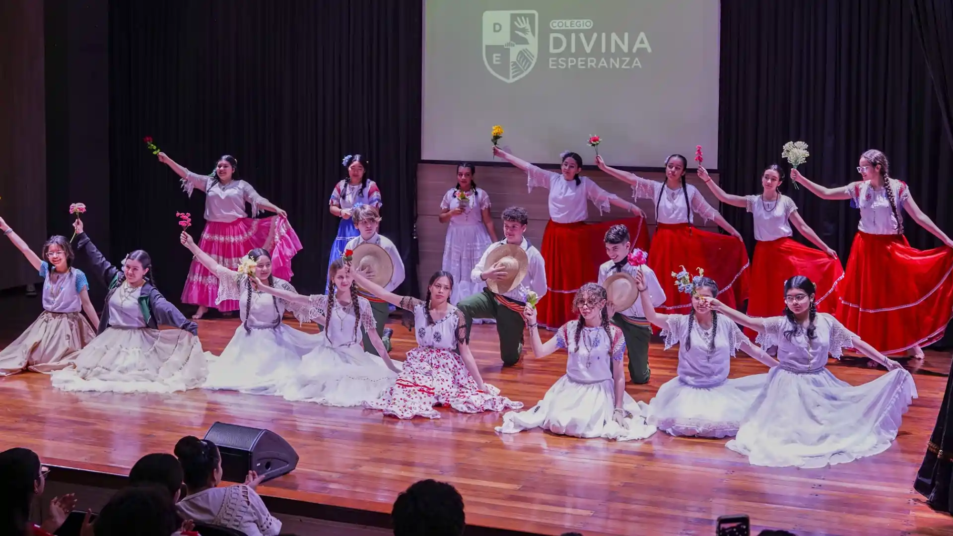 Conmemoración del Día Nacional del Folklore en el Colegio Divina Esperanza