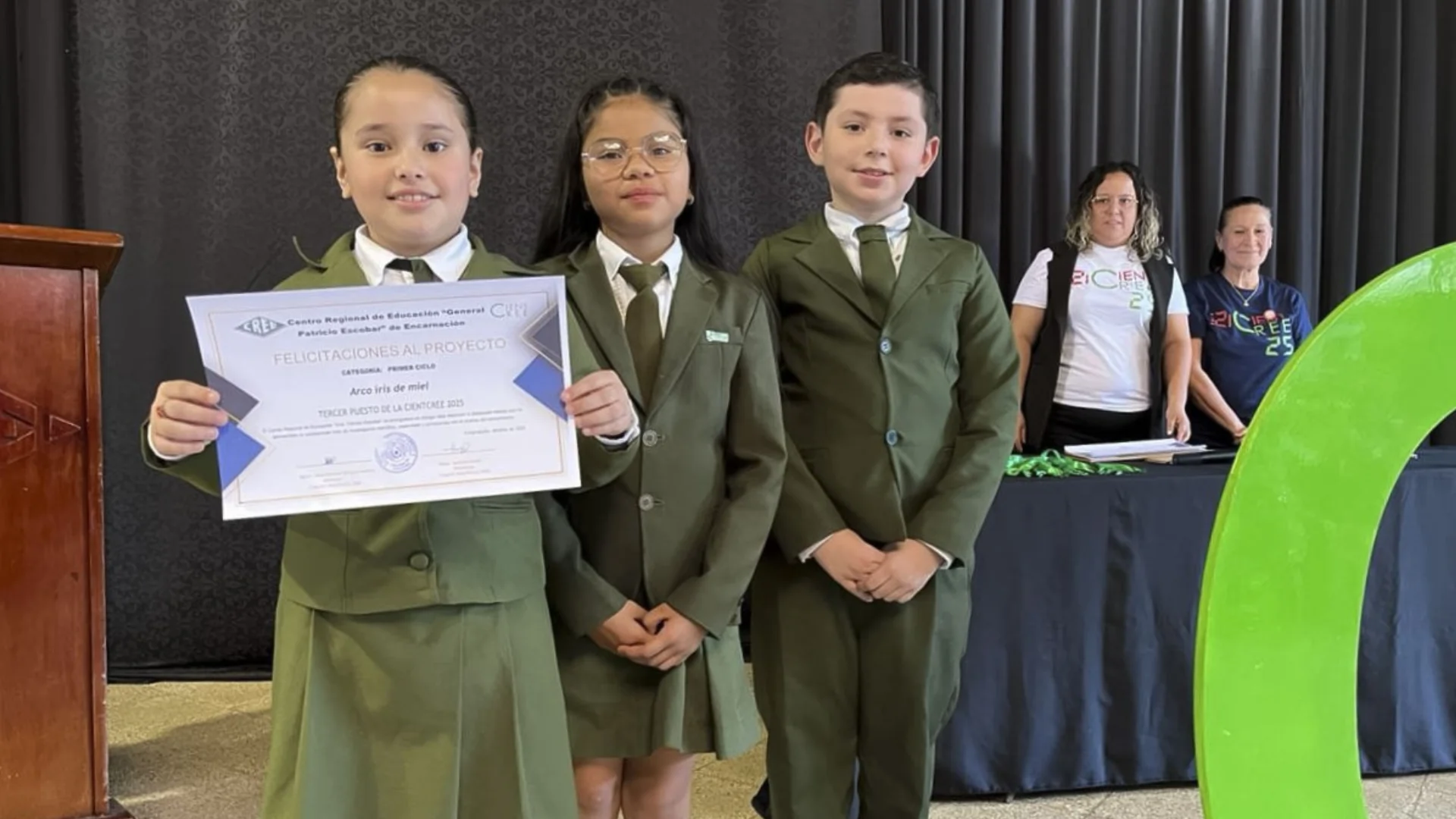 Estudiantes del Colegio Privado Divina Esperanza obtuvieron destacados resultados en la Feria Científica CientCree