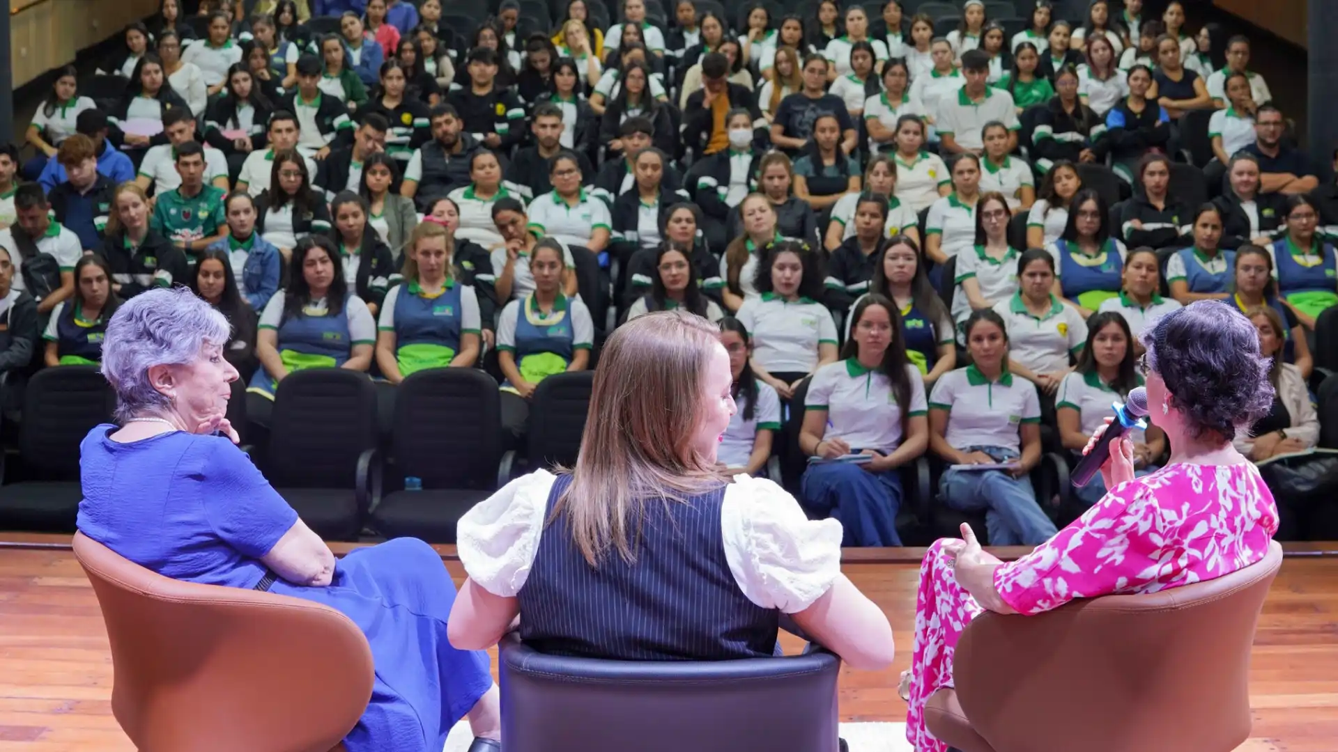 Presencia internacional en la UNAE: Carla Fernándes participó del conversatorio “¿Cómo abordar los textos de Roa?”