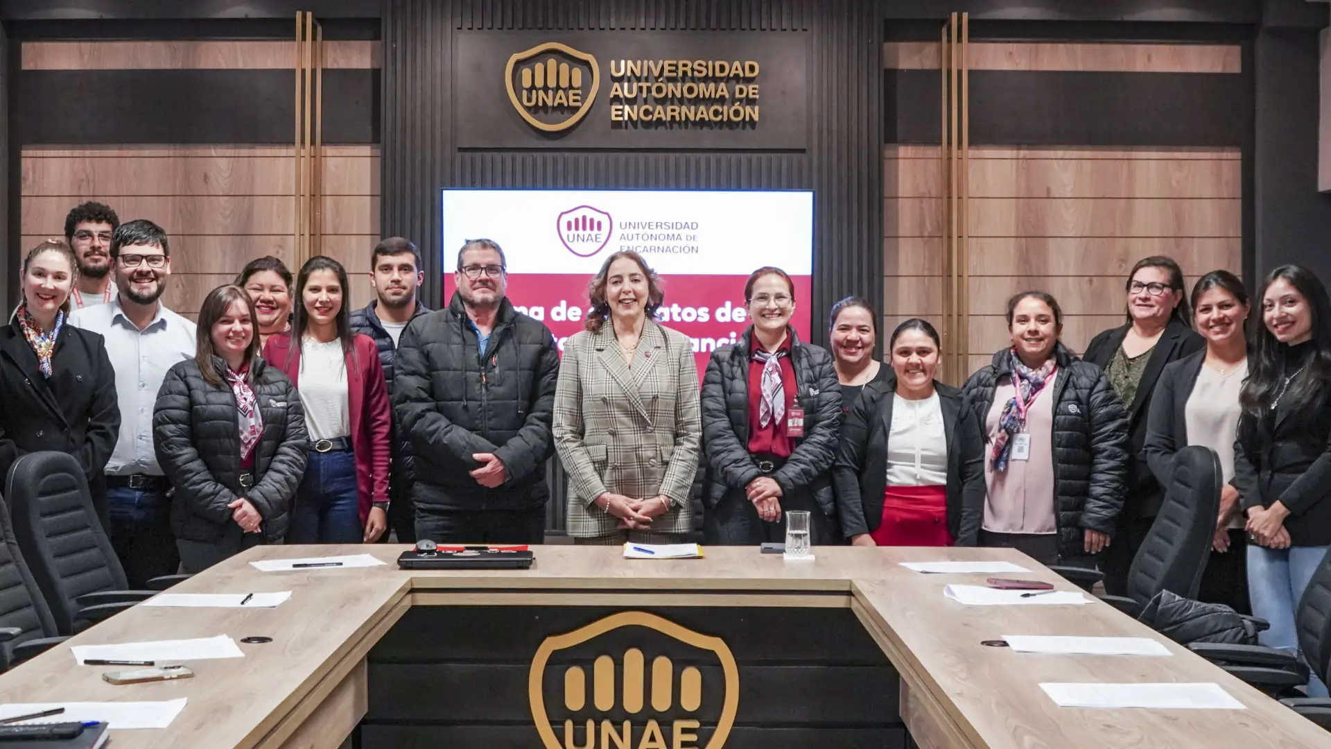 Reunión de formalización de contratos para proyectos autofinanciados por la UNAE