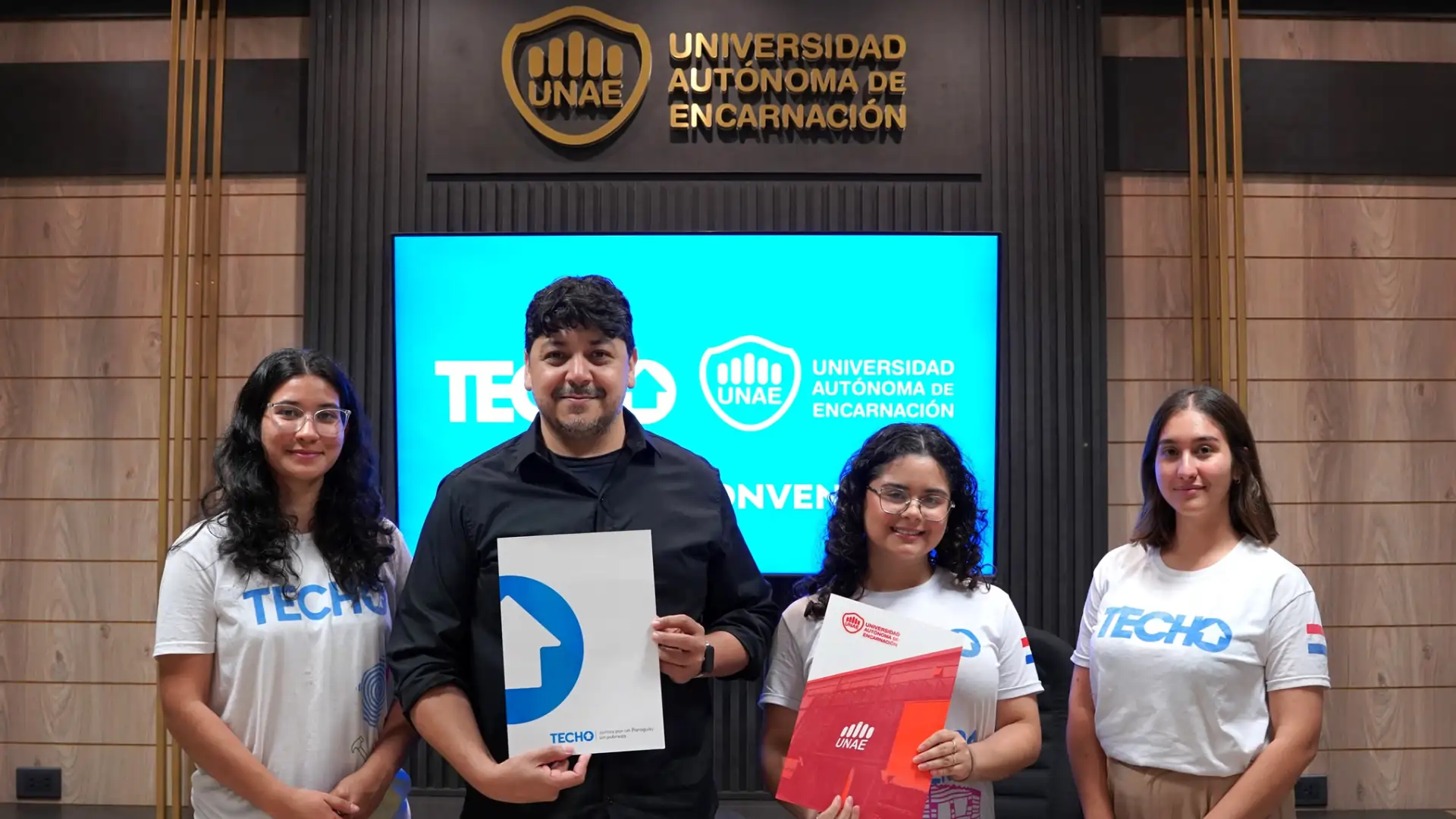 TECHO y la UNAE firman un convenio marco de cooperación interinstitucional