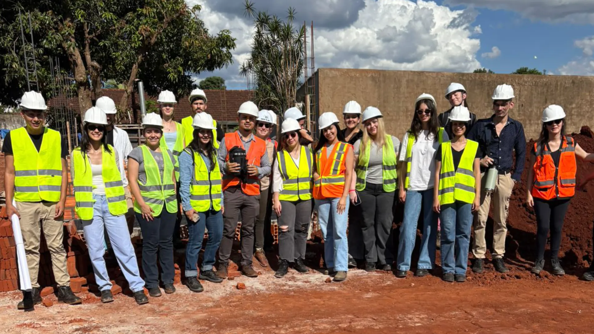 Visita técnica de estudiantes de Arquitectura a obra en el Casco Antiguo de Encarnación