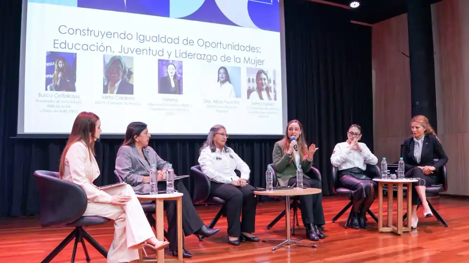 Representante de la UNAE participó en panel sobre educación, juventud y liderazgo de la mujer