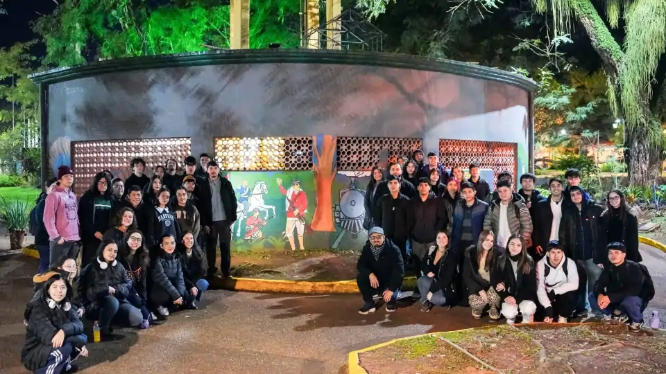 Estudiantes de la UNAE realizaron un mural histórico en la Plaza de Armas de Encarnación