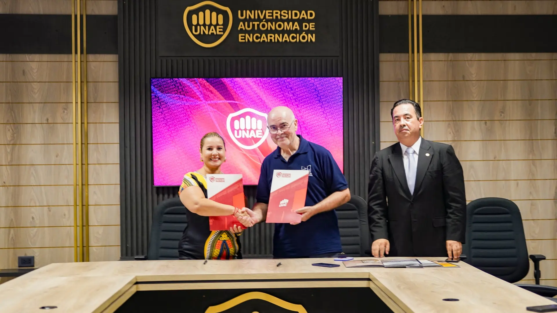 Firma de convenio entre la UNAE y Extrafor Construcciones E.A.S.