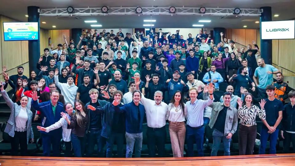El psicólogo deportivo argentino Iván Tcherkaski compartió experiencias del alto rendimiento en una conferencia en la UNAE